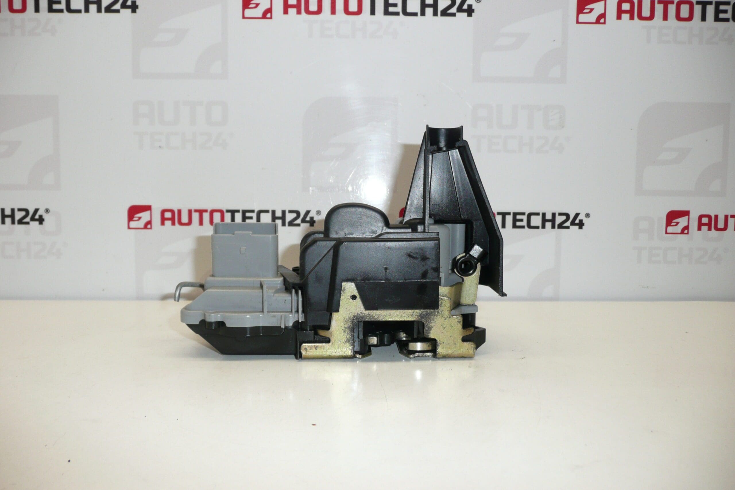 Serrure porte avant gauche Peugeot 307 9135N4