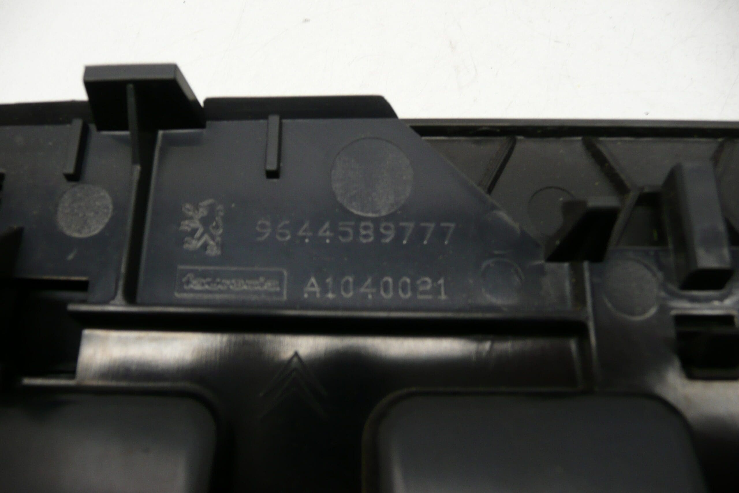 Trous d'aération Peugeot 407 9644589777 8265L2