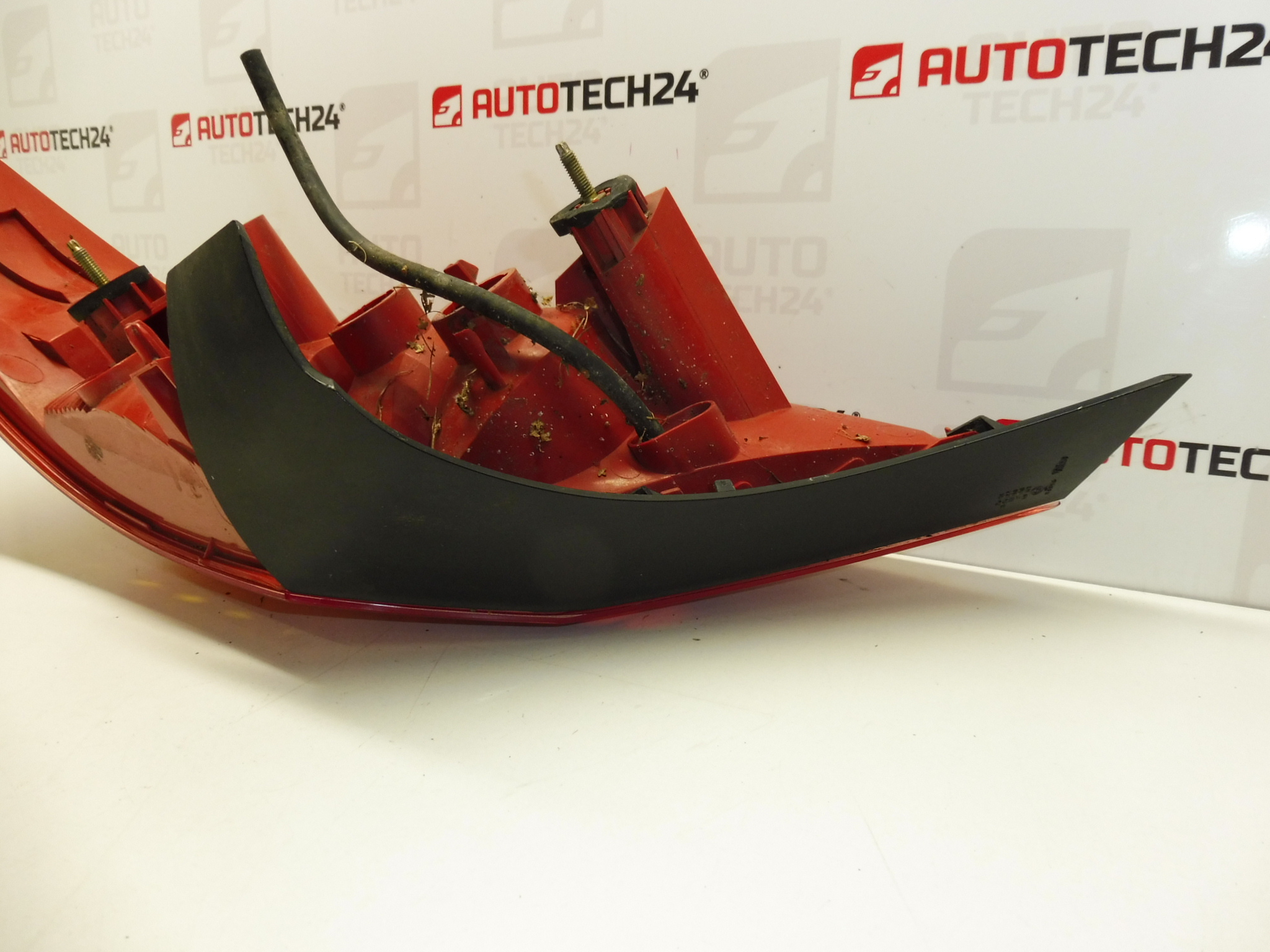 Feu arrière gauche Peugeot 407 COUPÉ 9648537680 6350Y1