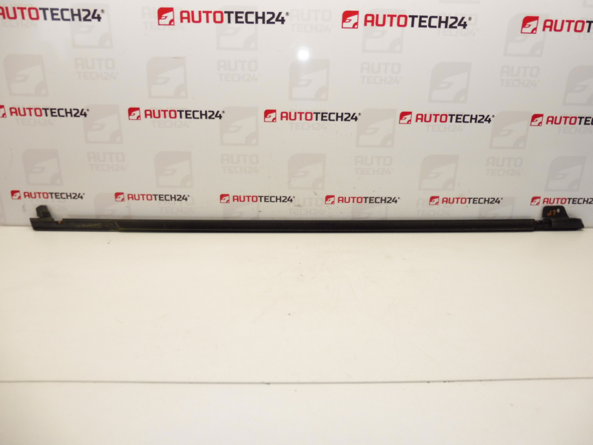 Baguette CHROME de porte avant gauche Citroen C4 Picasso 9334P7