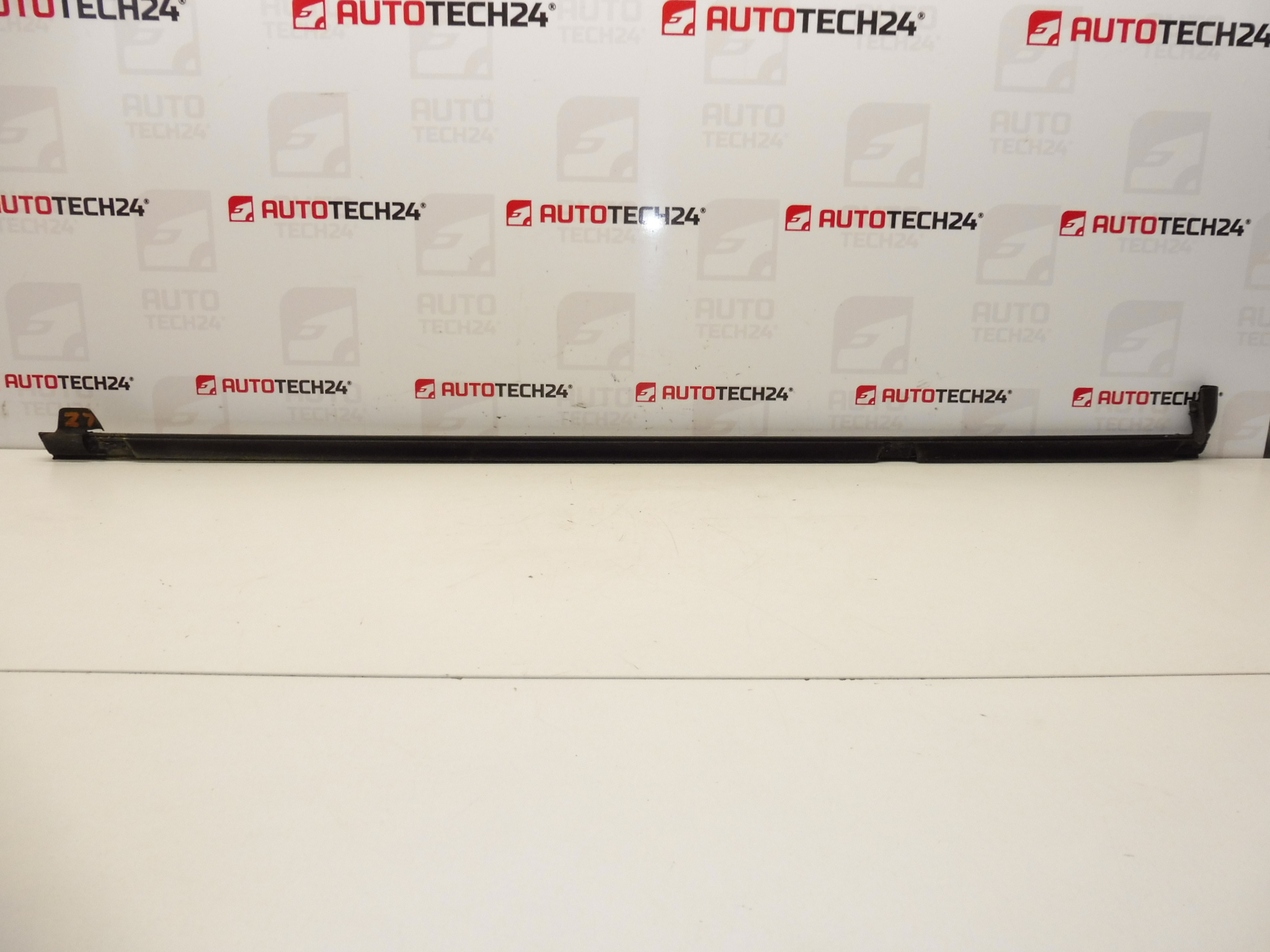 Baguette CHROME de porte arrière gauche Citroen C4 Picasso 9334N9