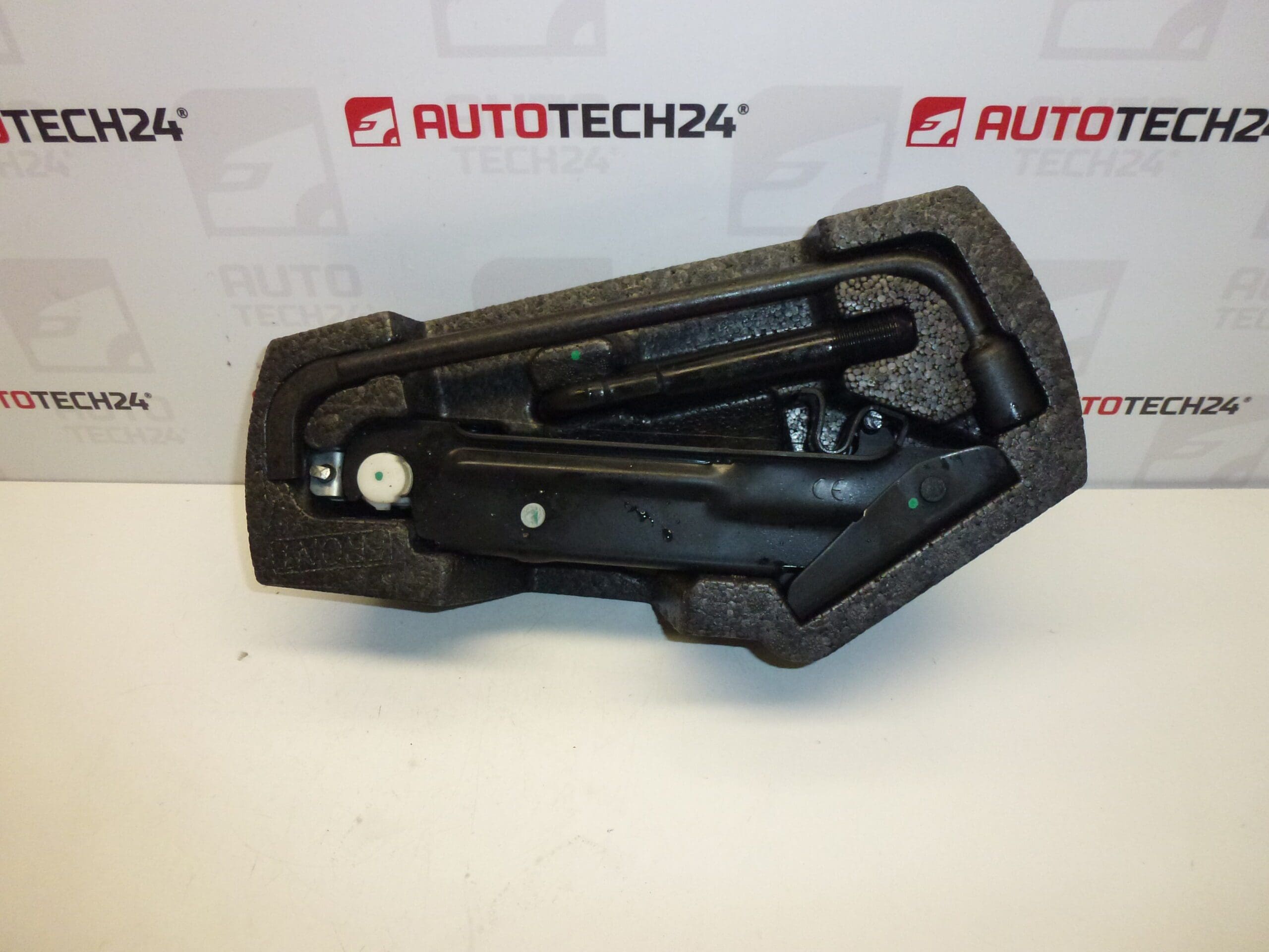 Outil, levier, clé, oeillet de remorquage Citroën C1 Peugeot 107 Toyota Aygo