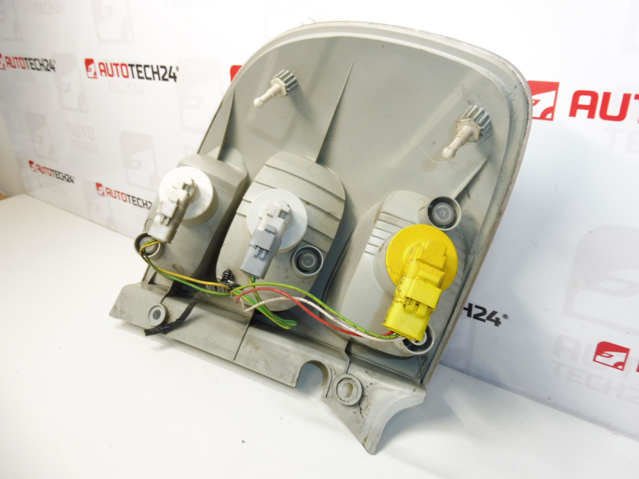 Feu arrière droit Citroën C3 PLURIEL 9641775180 6351R6