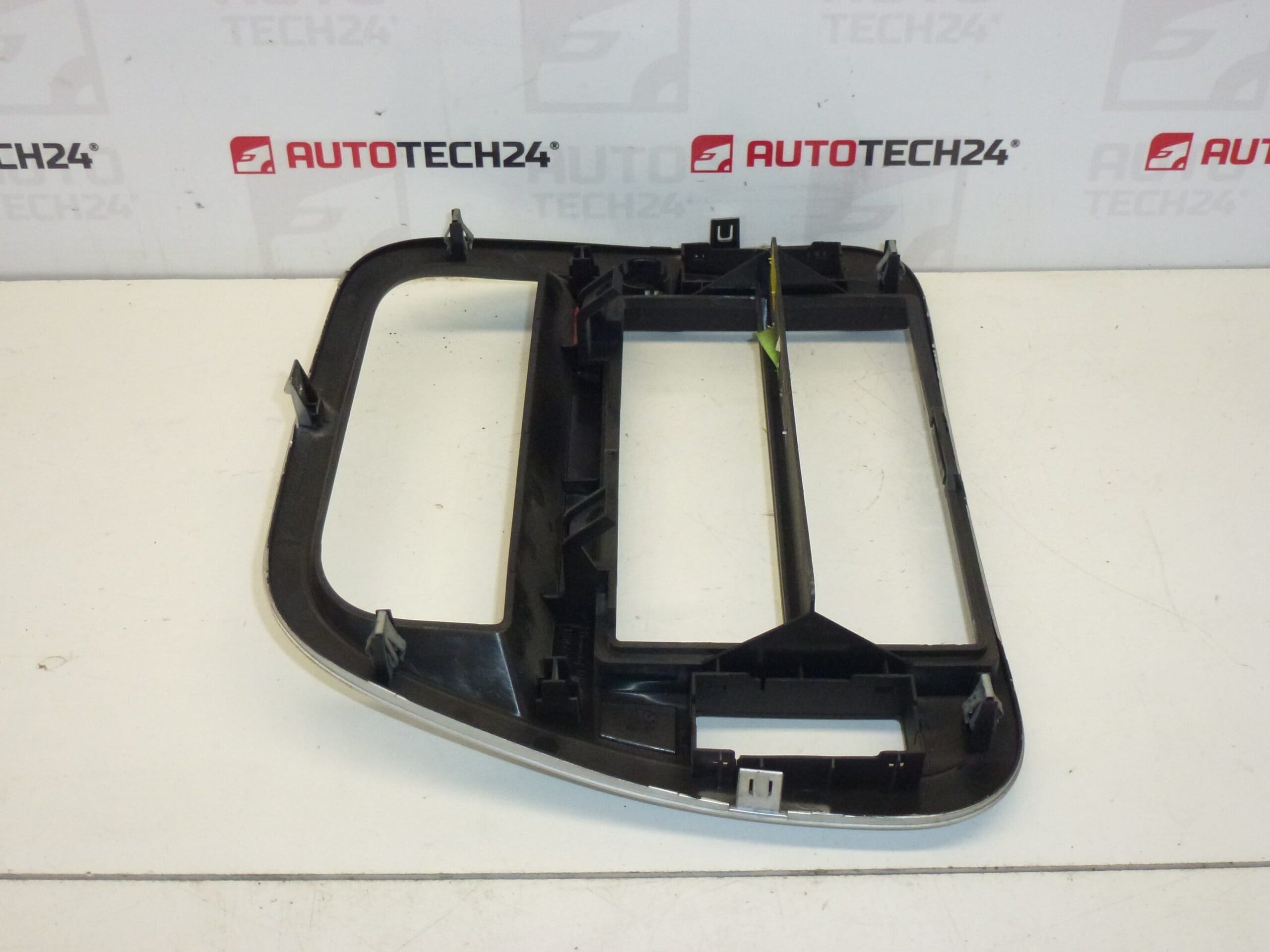 Lunette radio Citroën C2 et C3 9653074277 8211TH