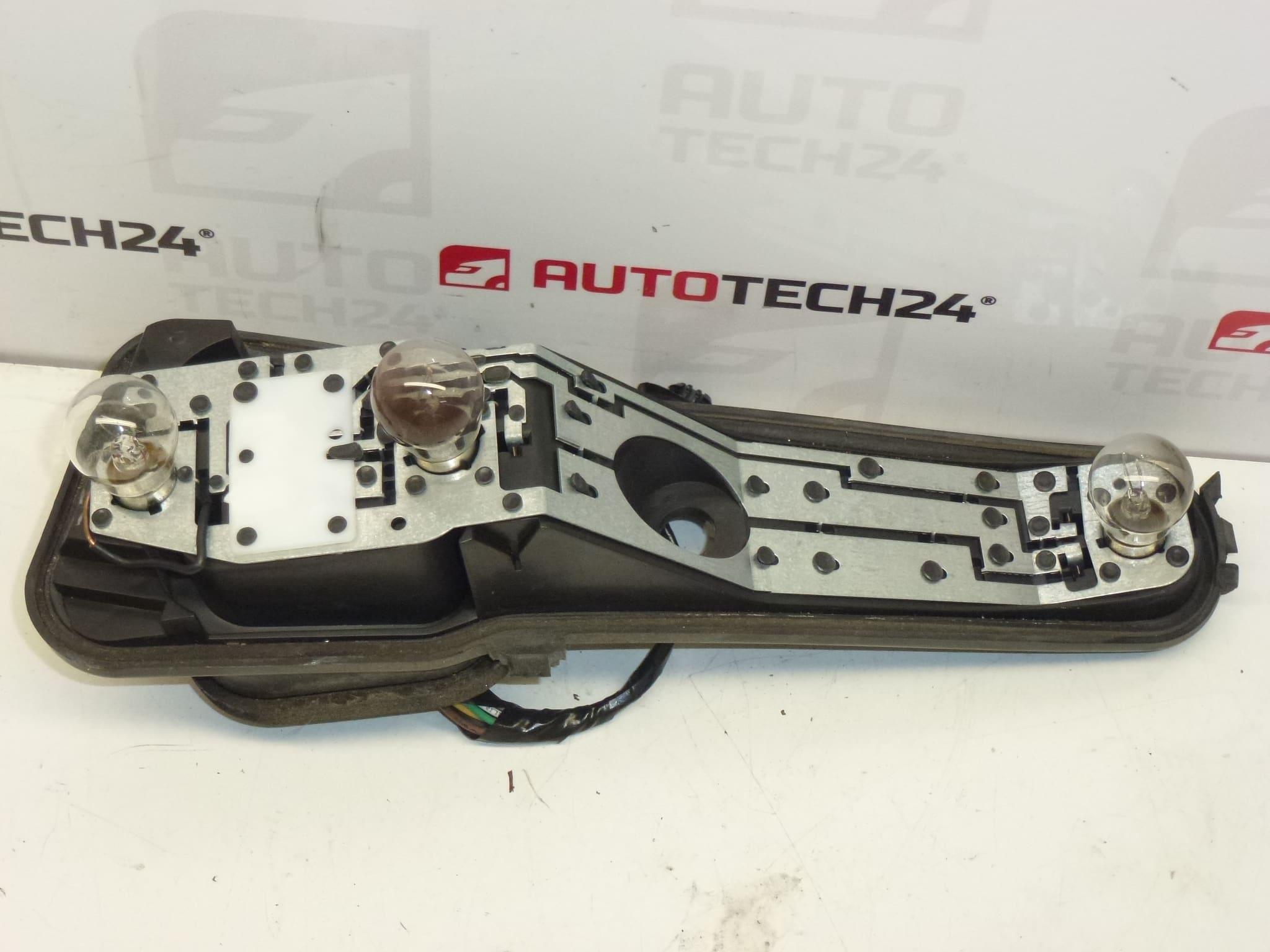 Douille de feu arrière droit Peugeot 206 Combi 6351R4 avec câblage