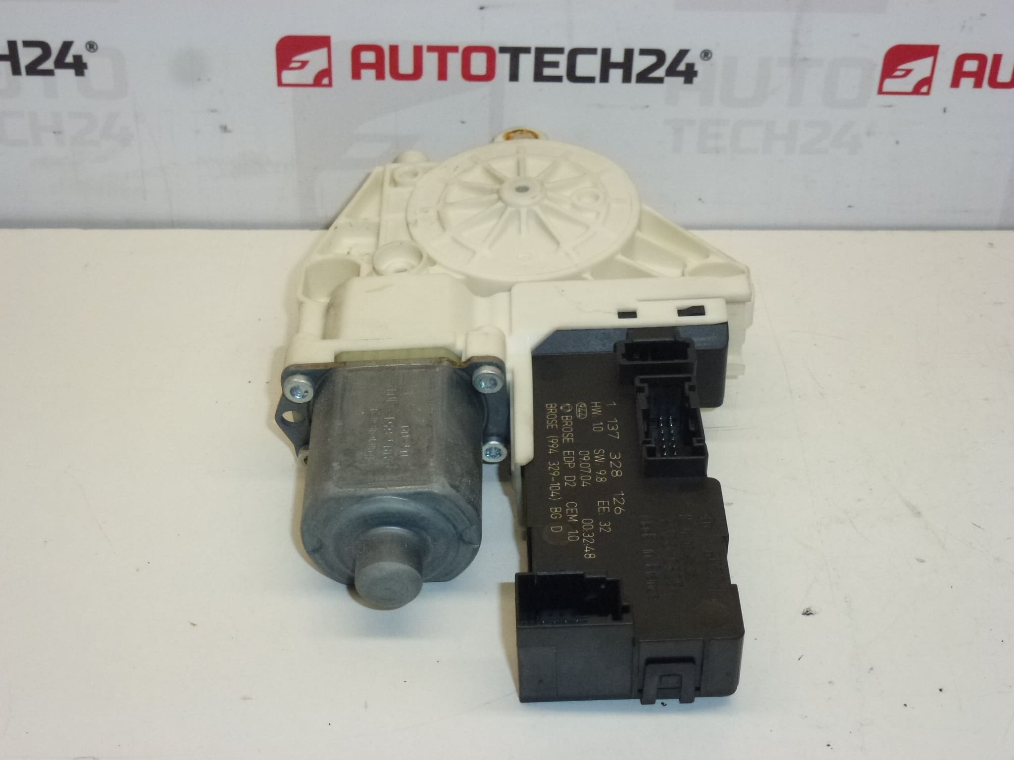 Moteur vitre droit Peugeot 407 1137328126 9222Y8