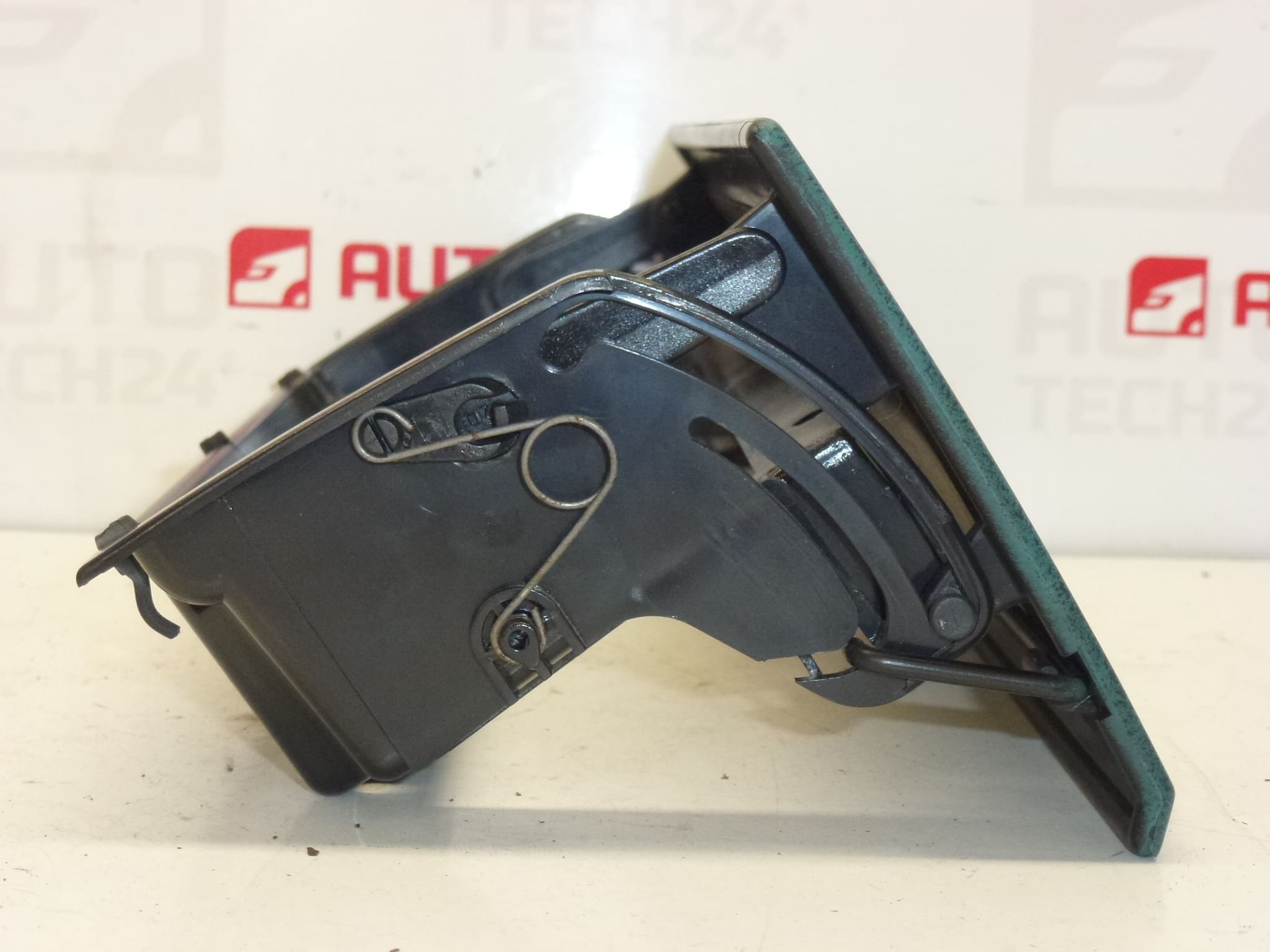 Support radio Citroën Berlingo I et Peugeot Partner I 8212EM