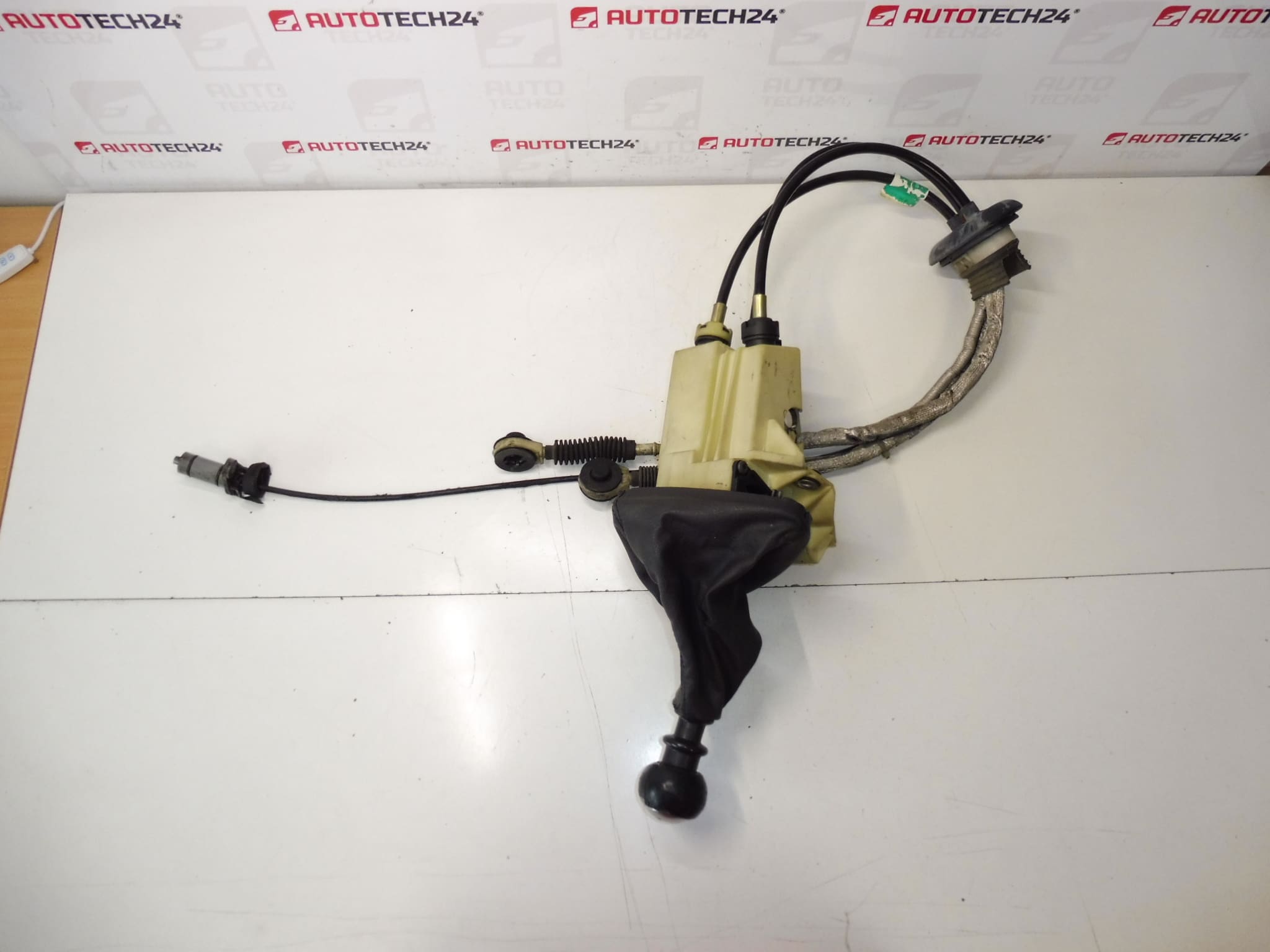 La toile de fond et le décalage de 6 vitesses Citroën Peugeot 2400p7 2444x8 241059