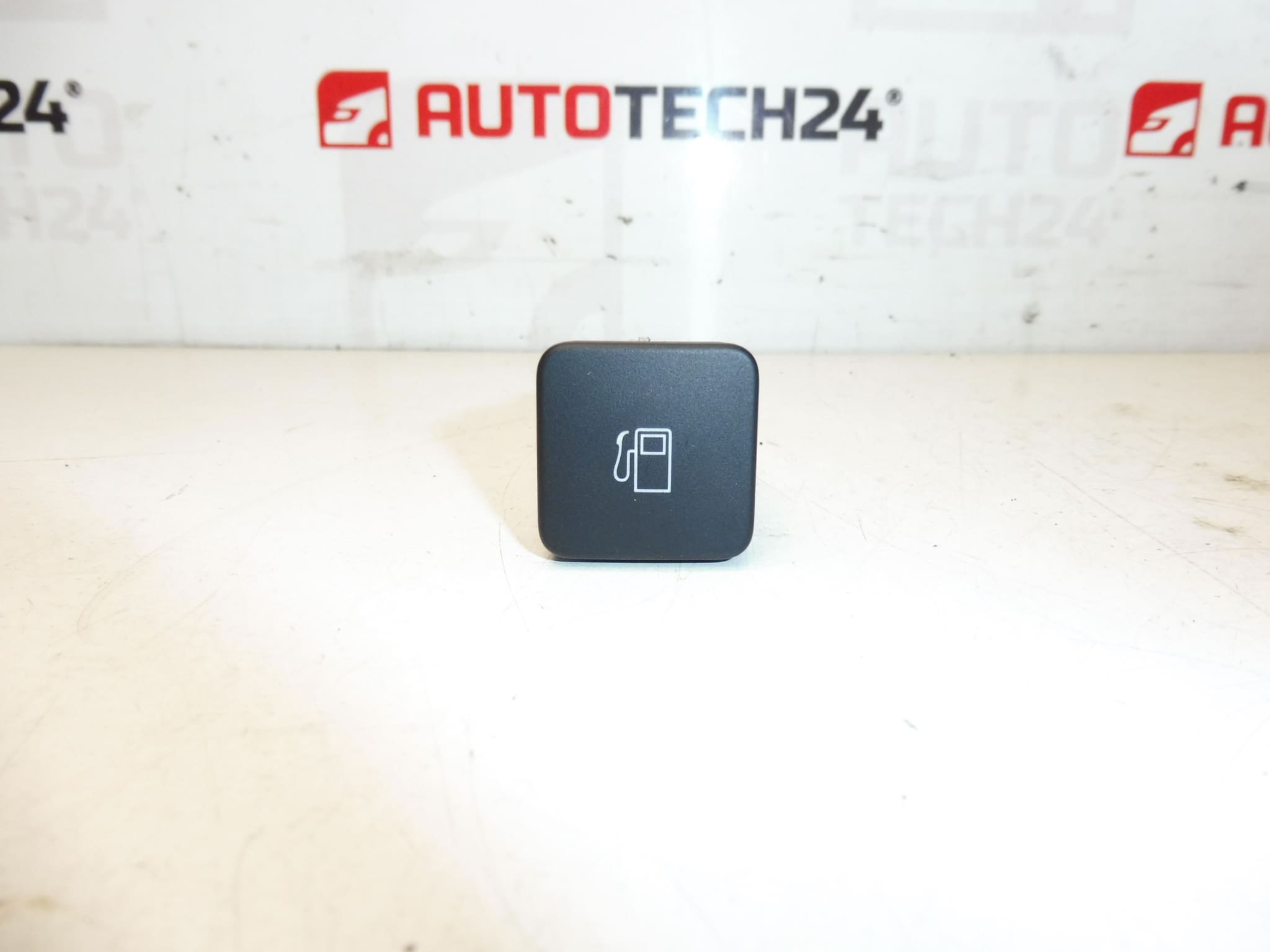 Ouverture du réservoir de carburant Citroën DS 9664235DU