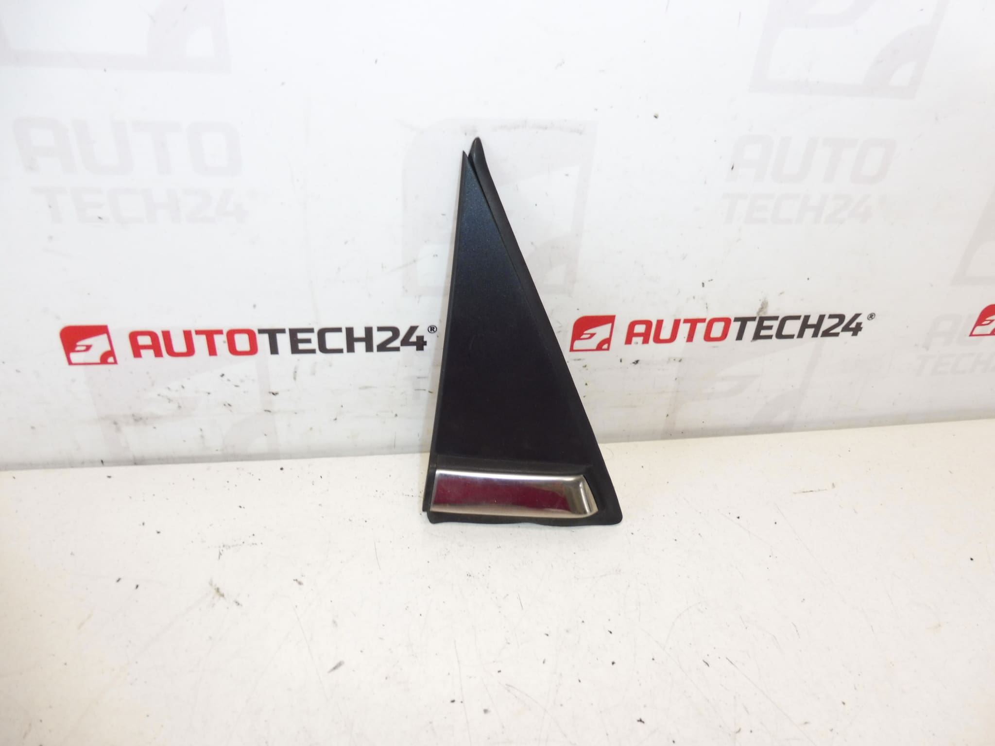 Cache devant le rétroviseur droit Citroen C3 II A51 9025V9