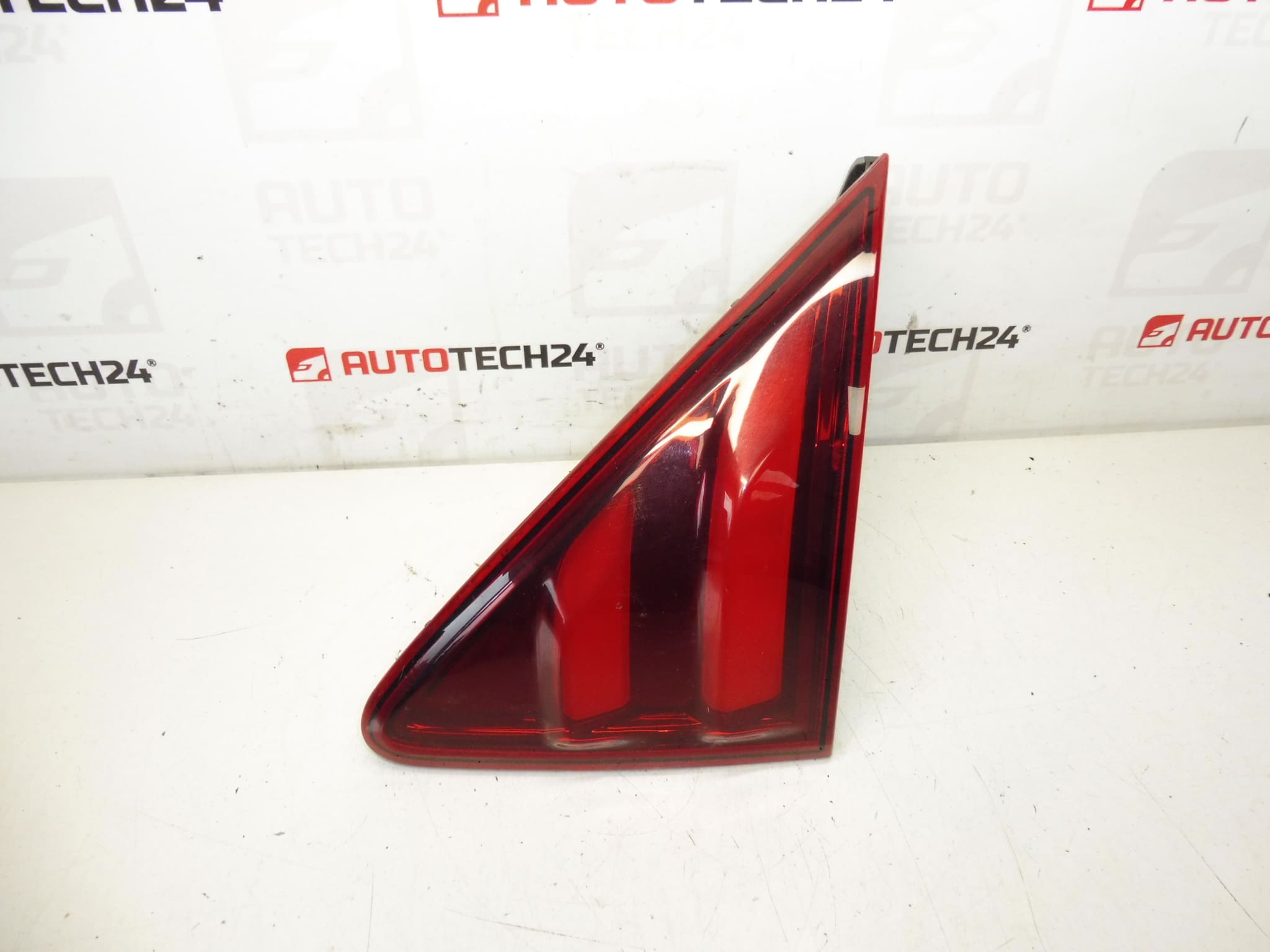Peugeot 3008 couvercle phare arrière droit 9805511280