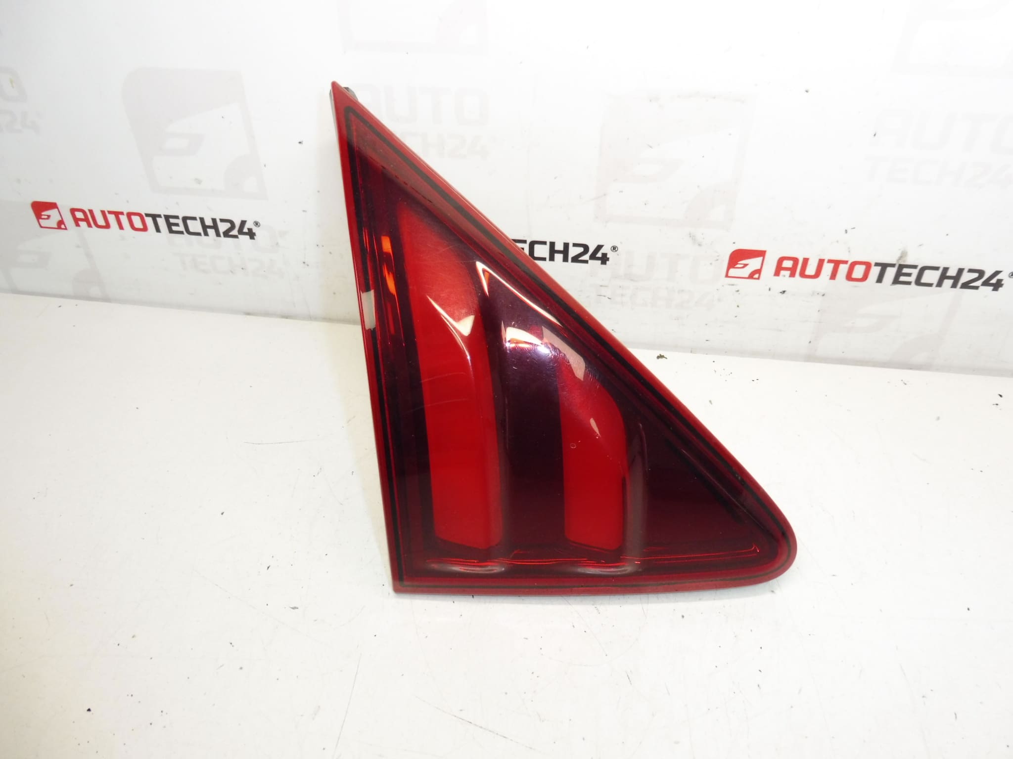 Peugeot 3008 couvercle phare arrière gauche 9805511380