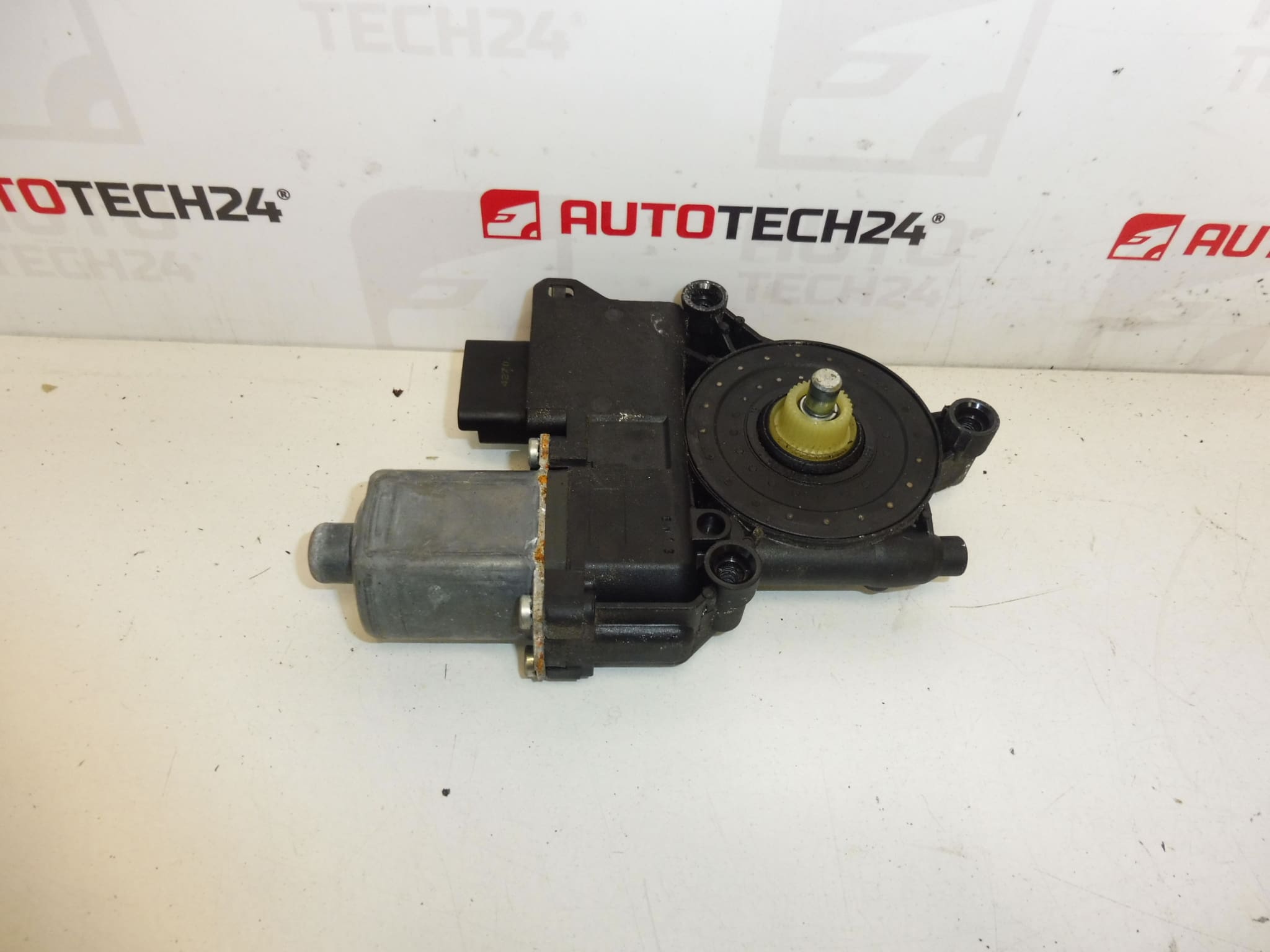 Moteur de lève-vitre droit Peugeot 308 9657247580 9222CW
