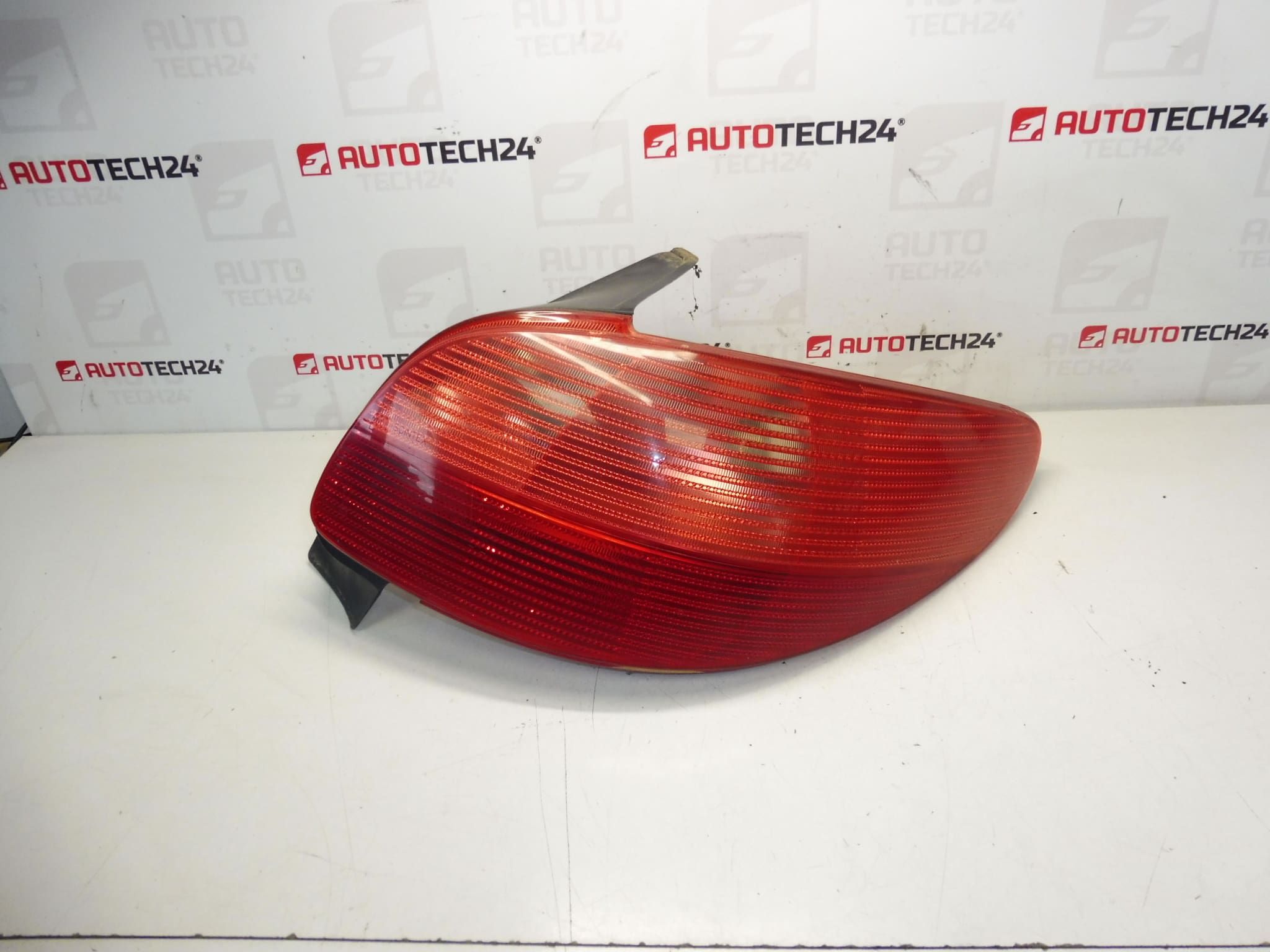 Feu arrière droit Peugeot 206 jusqu'au 6/2003 6351P1