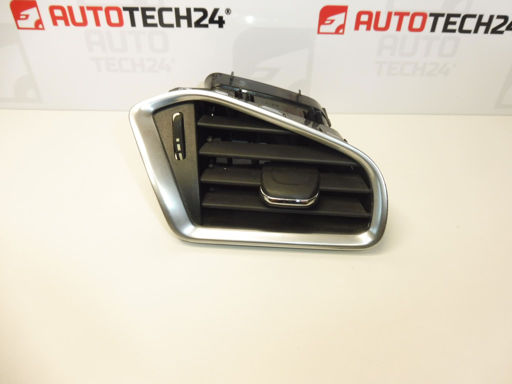 Grille d'aération droite Citroen C4 II B7 et DS4 9671332277 8247S1