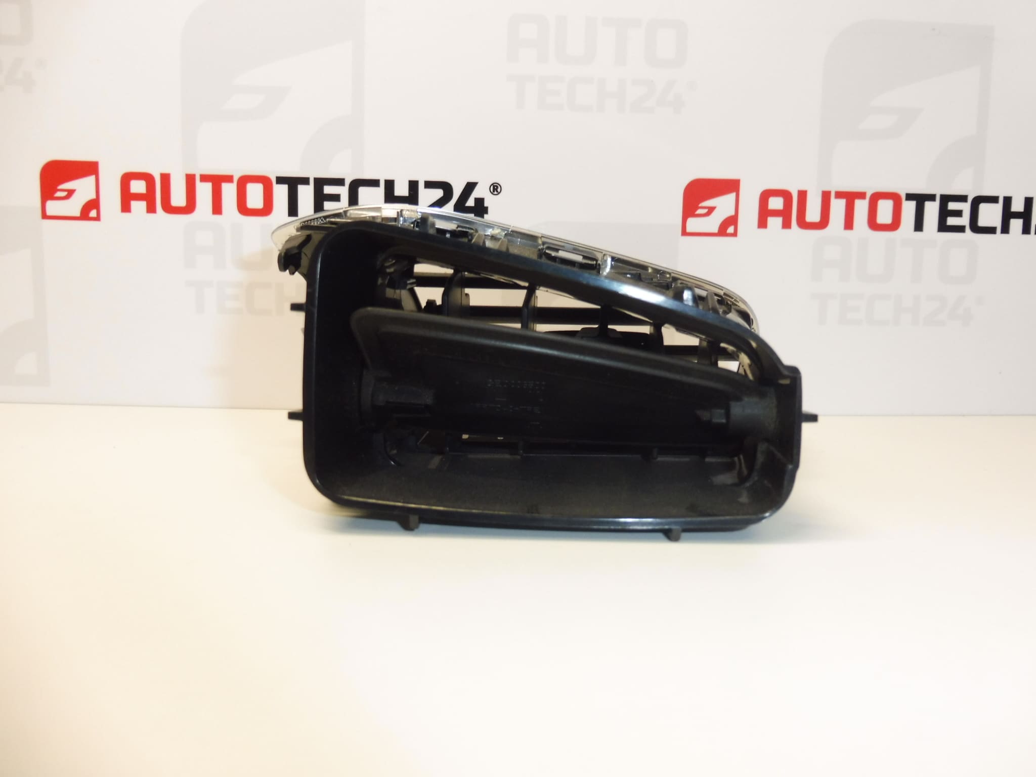 Grille d'aération gauche Citroen C4 II B7 et DS4 9671332377 8247S2 – Image 2