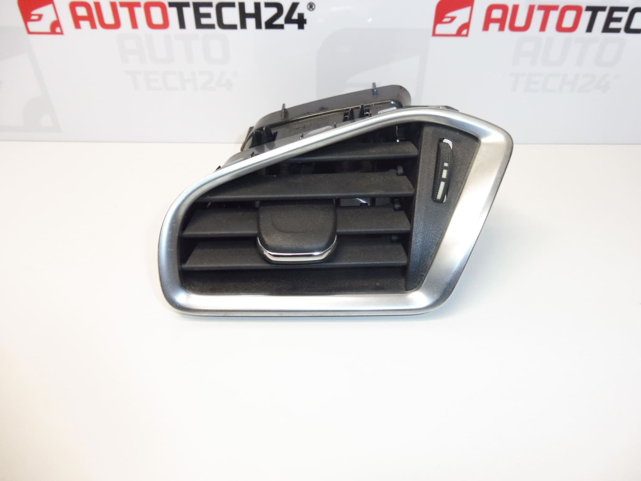 Grille d'aération gauche Citroen C4 II B7 et DS4 9671332377 8247S2